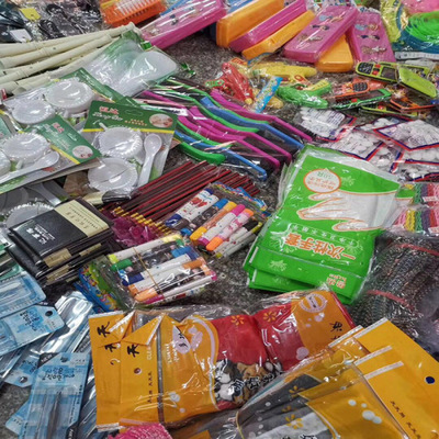 2元百貨店與義烏小商品批發(fā) 夜市地攤的日用貨源新趨勢